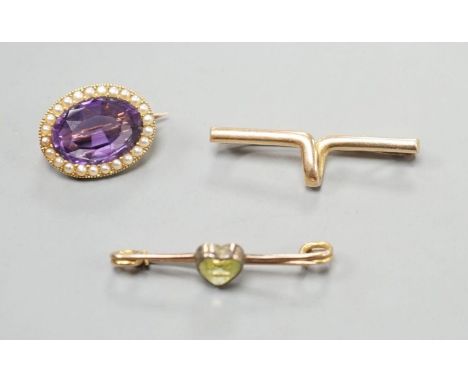 A yellow metal cravat pin, 37mm, a 9ct and heart shaped gem set bar brooch and a yellow metal, amethyst and seed pearl set ov