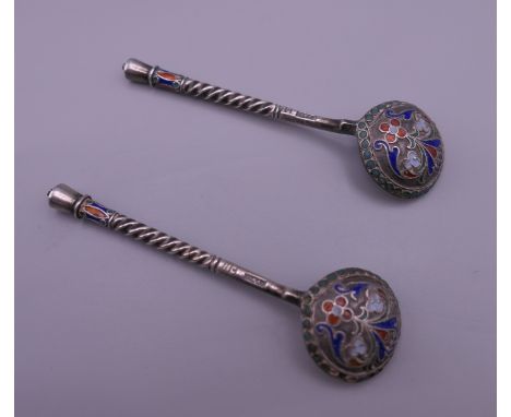 A pair of Russian enamel decorated silver salt spoons. 7.5 cm long. 21 grammes total weight.