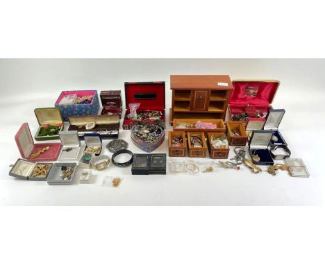 A collection of modern and vintage silver and costume jewellery to include bangles, brooches and other items