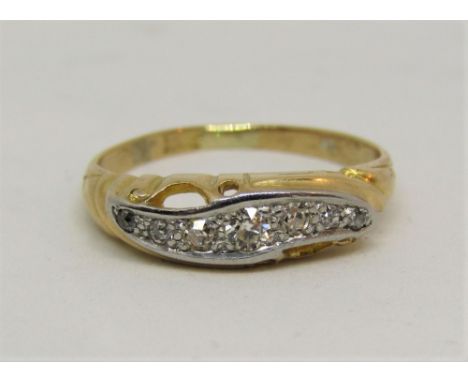 18ct ring with wavy diamond setting, size K, 2.8g