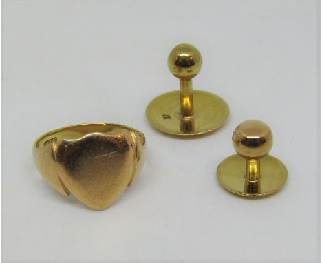 18ct signet ring, size N, together with two 18ct dress studs, 9.8g total (3)