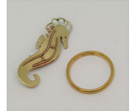 22ct wedding ring, size M, 2.4g, together with a 9ct stylised seahorse brooch, 2.1g (2)