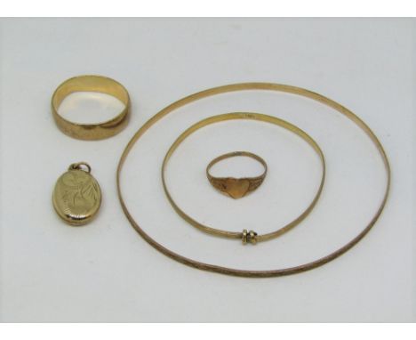 Mixed lot of 9ct jewellery comprising a wedding ring, swivel locket, bangle with bright cut detail, childs signet ring and ch
