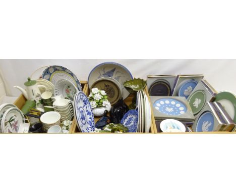 Portmeirion Botanic Garden tableware, stoneware charger with fish design, collection of boxed Wedgwood Jasperware, Majolica s