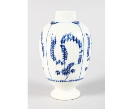 AN 18TH CENTURY WORCESTER TEA CANISTER painted with the Immortelle pattern.