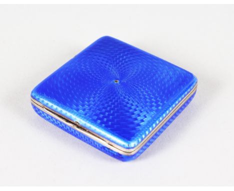AN ART DECO FRENCH SILVER AND BLUE ENAMEL COMPACT, 5cms wide.