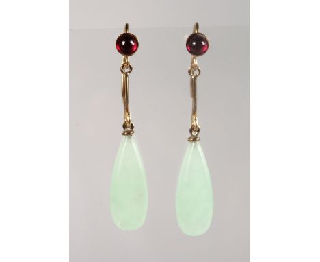 A PAIR OF 9CT GOLD JADE AND GARNET DROP EARRINGS.