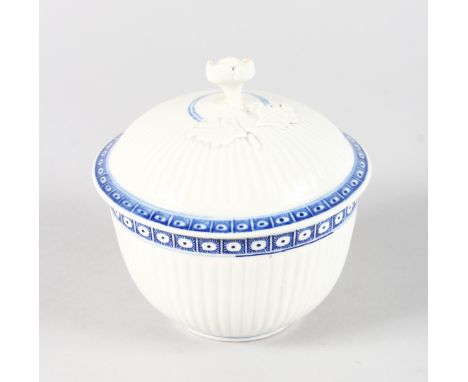 AN 18TH CENTURY WORCESTER FINE RIBBED SUCRIER AND COVER painted with a cell border.