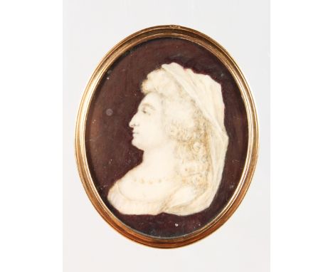 18th CENTURY FRENCH SCHOOL (CIRCA 1780). A PORTRAIT SILHOUETTE, HEAD AND SHOULDERS OF A LADY. 5.5cms x 4cms in a gilt frame.