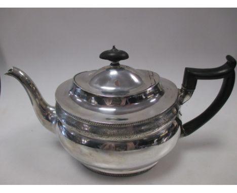 A silver teapot, London 1915, 21oz  