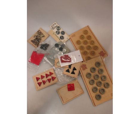 A bag of mixed vintage buttons  