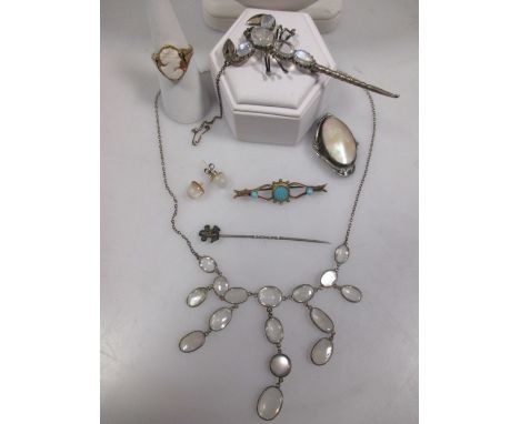 A quantity of jewellery to include a moonstone fringe necklace, a labradorite set scorpion, a gold ring and a vintage bead ne