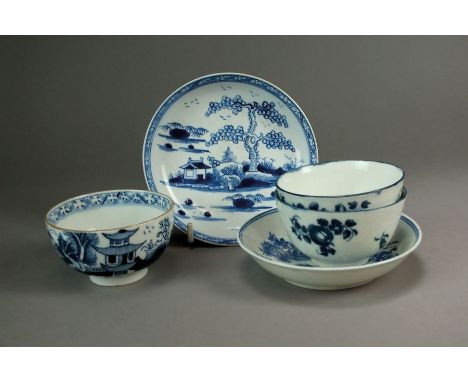 Five pieces of Worcester blue and white porcelain, circa 1770-85, comprising two tea bowls in the Fruit Sprigs pattern, circa