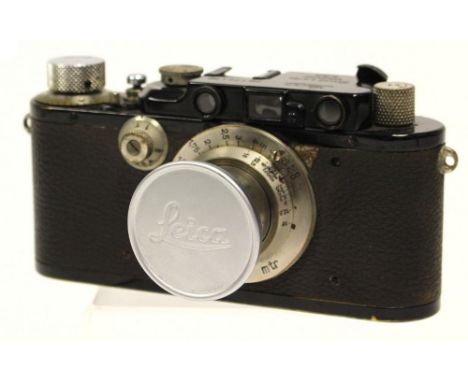 Leica: A Leica IIIa, No. 110115, black body, with Leitz Elmar lens, 1:3.5, f=50mm and lens cap, cased.