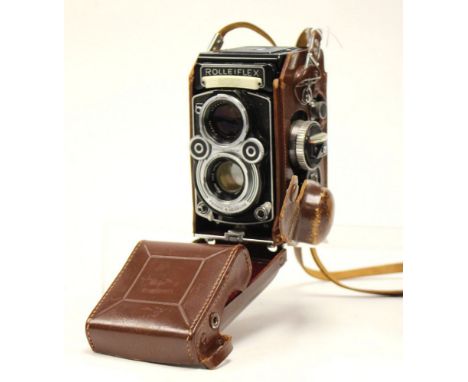 Rolleiflex: A cased Rolleiflex camera, Twin Lens Reflex (TLR), Franke & Heidecke, 1:2.8/75mm, 3786520, body serial number, 22