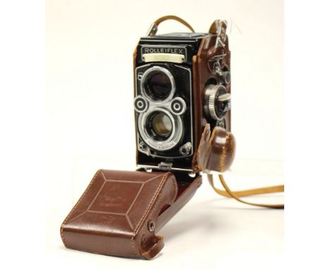 Rolleiflex: A cased Rolleiflex camera, Twin Lens Reflex (TLR), Franke & Heidecke, 1:2.8/75mm, 3786520, body serial number, 22