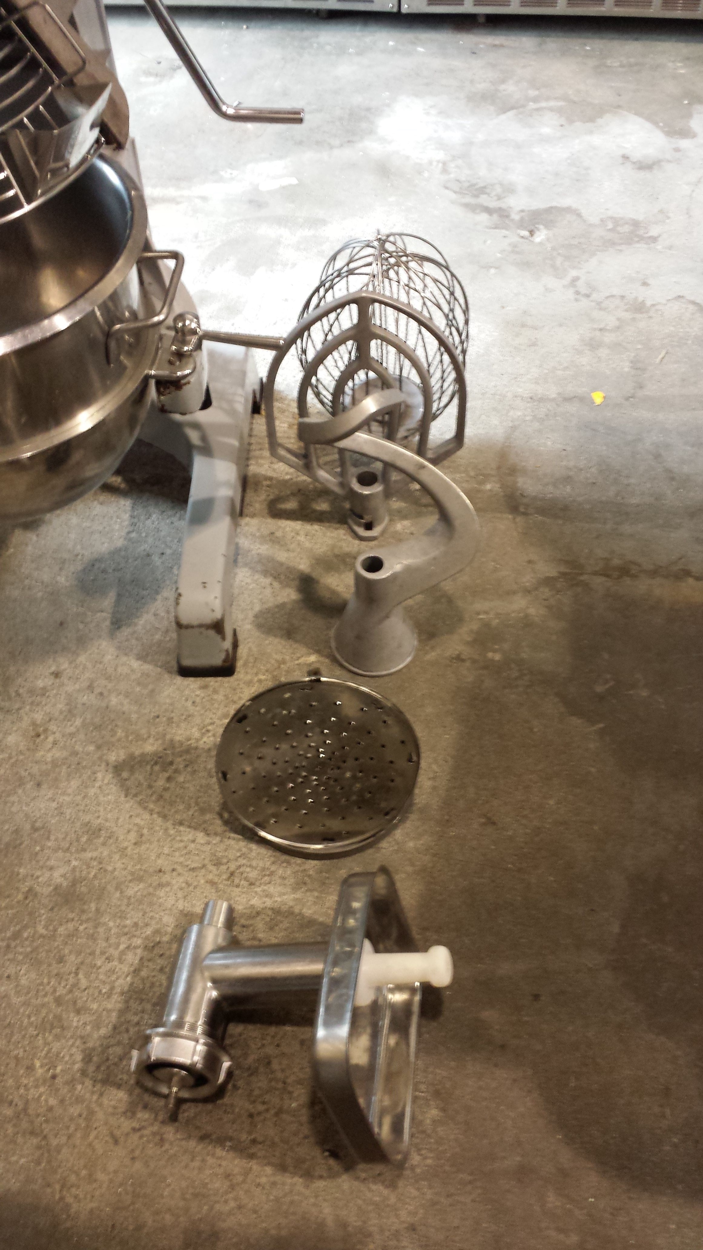 Globe SP30, 30 quart mixer, 1 ph, complete with bowl, cheese shredder