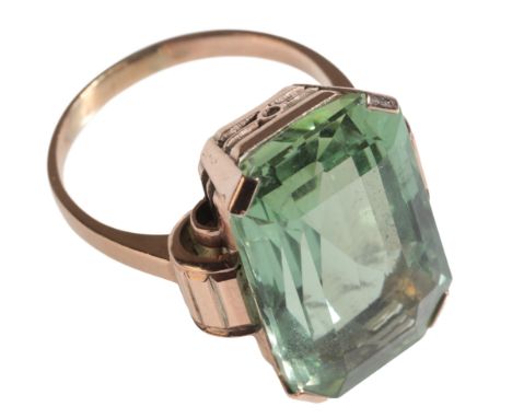 A GREEN GEMSTONE RING OF ART DECO DESIGN the baguette cut natural stone (thought to be tourmaline) approx 6ct, on a knurled a