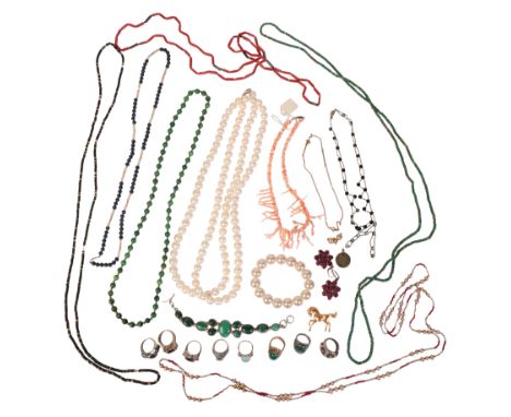 A SILVER AND MALACHITE BRACELET formed of eleven cabochon stones of varying size, 17cm long, eight decorative rings including