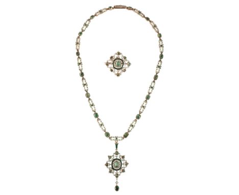 A GOLD COLOURED METAL, EMERALD AND ENAMELLED NECKLACE of 18th Century Continental design, decorated in cream and green enamel