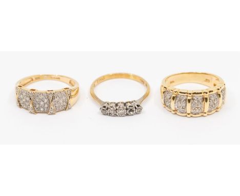 A diamond and 9ct gold set ring, comprising five pave set diamond details and alternate gold bars, width approx 9mm, total di