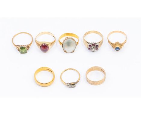 A collection of gold rings to include a 22ct gold wedding band, size J, and 22ct gold mother of pearl ring a/f size M, combin