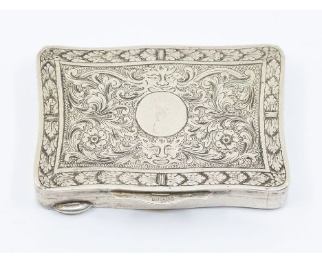 An Italian 18th Century style 800 standard presentation snuff box, the cover with engraved decoration, interior with applied 