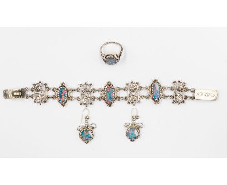 An Arts & Crafts style silver and opal doublet suite of jewellery to include a bracelet, comprising three graduated oval shap