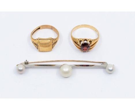 An Early 20th century pearl set bar brooch, comprising three round pearls set to a white metal bar possibly platinum with a y