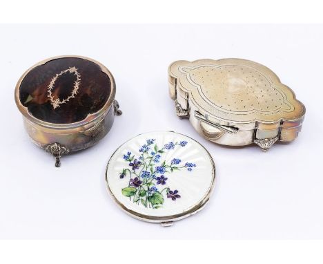 An Edwardian engine turned shaped quatrefoil silver ring box and cover, on four foliate feet, baize lined interior, hallmarke