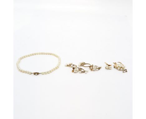 Including necklace, ring and earrings, and brooch, 54 gram.