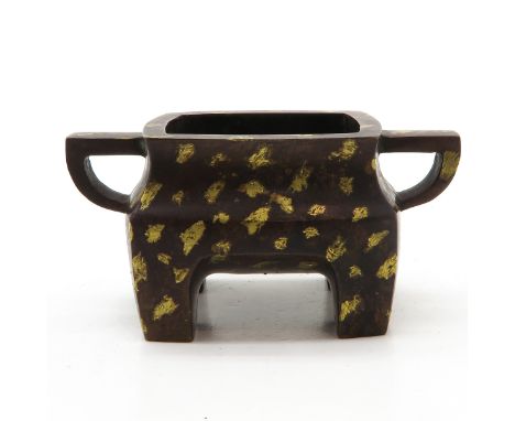 bronze with gold spek decor, marked with 4 characters on the bottom, 7 cm. tall.