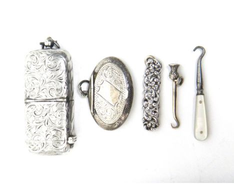 A silver sovereign cum vesta case, with feathered scroll engraved decoration, Birmingham 1901, a silver small oval pendant co