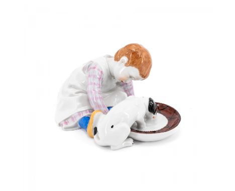 KLEINER JUNGE MIT HUND. Meissen. Meister/Entwerfer: Entwurf K. Hentschel. Material: Porzellan, farbig dekoriert. Maße: H. 9cm