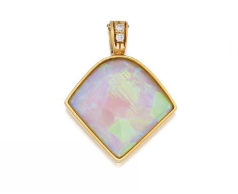 OPAL-DIAMANT-ANHÄNGER. Material: 750/- Gelbgold, Punze. Gesamtgewicht: ca. 9,0 g. Maße: 3,5 x 2,7 cm. Diamanten: 2 winzige Br