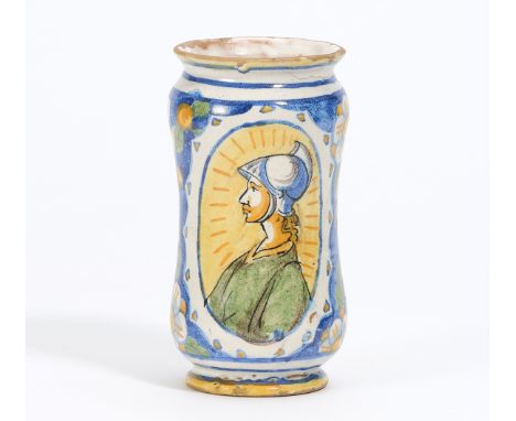 ALBARELLO MIT PROFILBILDNIS. Italien. Technik: Sandfarbener Scherben mit weißlicher Glasur und polychromem Dekor. Maße: H.19c