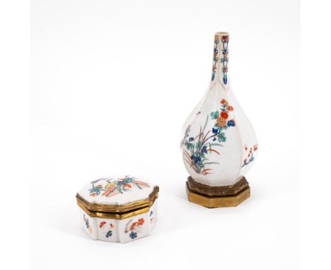 SAKEFLASCHE MIT METALLMONTIERUNG UND KLEINE DOSE MIT KAKIEMONDEKOR. Meister/Entwerfer: Wohl Chantilly. Technik: Porzellan, fa