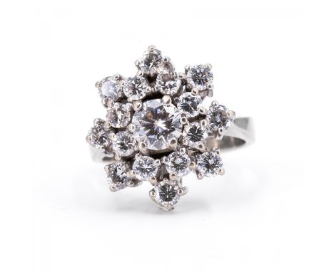 DIAMANT-RING. Herkunft: Deutschland. Datierung: Um 1960. Material: 585/- Weißgold, Punze. Gesamtgewicht: ca. 8,0 g. EU-RM: 51