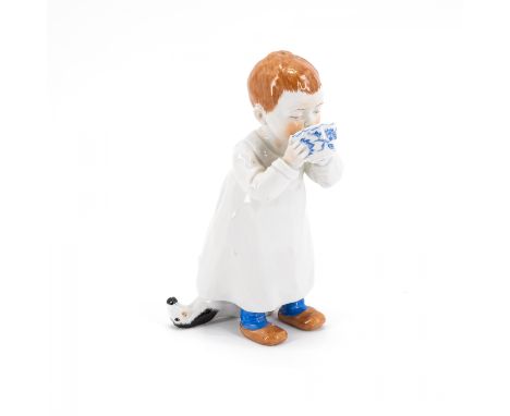 JUNGE AUS ZWIEBELMUSTERTASSE TRINKEND. Meissen. Meister/Entwerfer: Entwurf K. Hentschel. Material: Porzellan, farbig dekorier