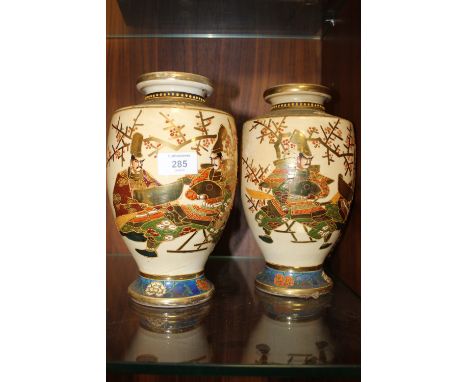 A PAIR OF JAPANESE CERAMIC SATSUMA STYLE VASES - H 25 CM