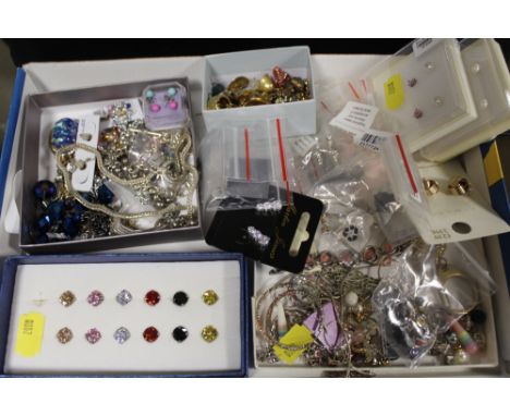 A BOX OF ASSORTED COSTUME JEWELLERY ETC TO INCLUDE SILVER EXAMPLE 