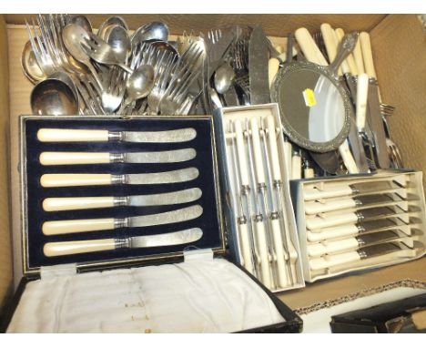 A TRAY OF SILVER PLATED FLATWARE ETC. 