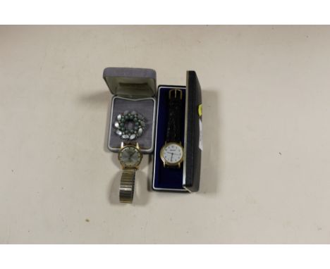 A VINTAGE GENTS ORIS AUTOMATIC WRISTWATCH, TOGETHER WITH AN INGERSOLL WRISTWATCH AND A BROOCH (3) 
