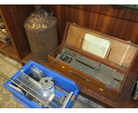 A VINTAGE CASED COMPRESSION TESTER BY LEONARD FARNELL, A BOX OF SCIENTIFIC INSTRUMENTS ETC. TOGETHER WITH A VINTAGE OIL CAN, 