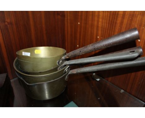 FOUR VINTAGE BRASS SAUCEPANS TOGETHER WITH A MANTLE CLOCK 