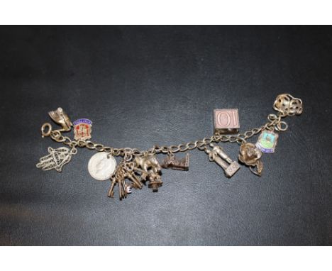 A VINTAGE SILVER CHARM BRACELET - APPROX WEIGHT 34.9G