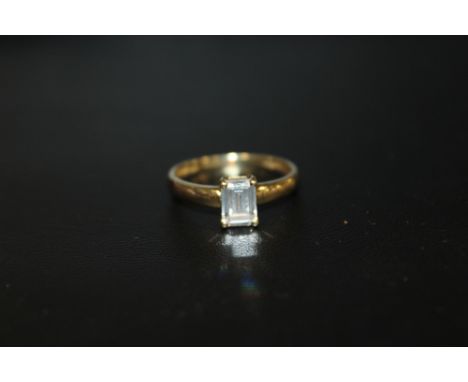 A HALLMARKED 14 CARAT GOLD EMERALD CUT CZ SOLITAIRE DRESS RING, SIZE P, APPROX WEIGHT 2.3G