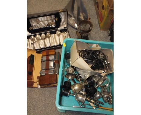 A QUANTITY OF VINTAGE SILVER PLATED METALWARE TO INCLUDE A QUANTITY OF FLATWARE 