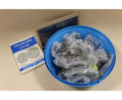 A TUB OF VINTAGE AND ANTIQUE COINAGE TO INCLUDE A VICTORIAN HALF CROWN
