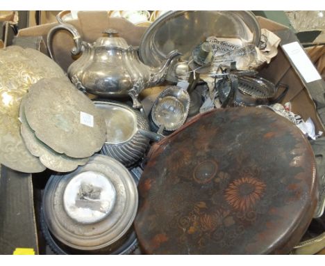 A TRAY OF MOSTLY SILVER PLATED METALWARE TO INCLUDE A MAPPIN AND WEBB SILVER PLATED THREE PIECE TEA SERVICE, JAPANESE STYLE G